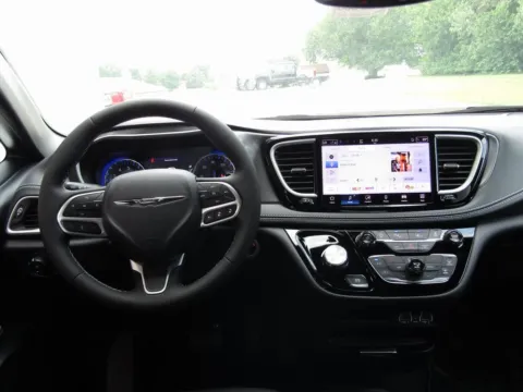More photos of 2025 Chrysler Pacifica Select at Pettijohn Auto Center, MO