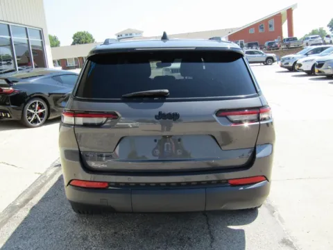 More photos of 2022 Jeep Grand Cherokee L Altitude at Pettijohn Auto Center, MO