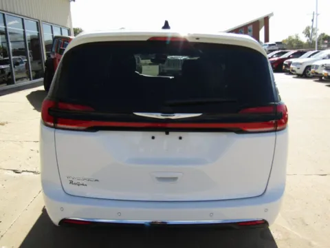 More photos of 2026 Chrysler Pacifica Select at Pettijohn Auto Center, MO
