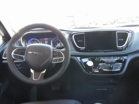 More photos of 2026 Chrysler Pacifica Select at Pettijohn Auto Center, MO