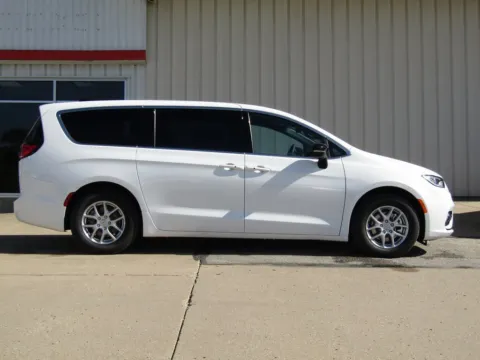 Photos of 2026 Chrysler Pacifica Select for sale in Bethany, MO at Pettijohn Auto Center