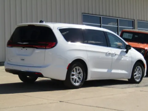 Another view of 2026 Chrysler Pacifica Select for sale in Bethany, MO at Pettijohn Auto Center