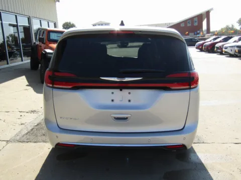 More photos of 2026 Chrysler Pacifica Select at Pettijohn Auto Center, MO