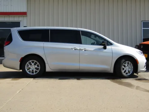Photos of 2026 Chrysler Pacifica Select for sale in Bethany, MO at Pettijohn Auto Center