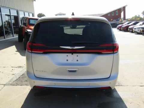More photos of 2026 Chrysler Pacifica Select at Pettijohn Auto Center, MO