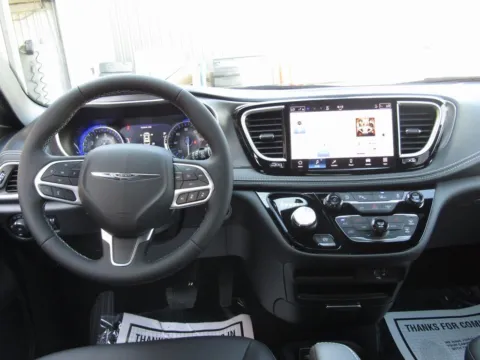 More photos of 2026 Chrysler Pacifica Select at Pettijohn Auto Center, MO