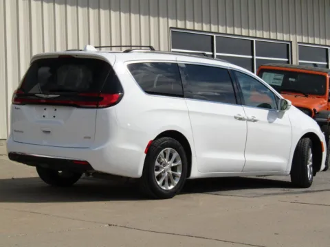 Another view of 2022 Chrysler Pacifica Touring L for sale in Bethany, MO at Pettijohn Auto Center