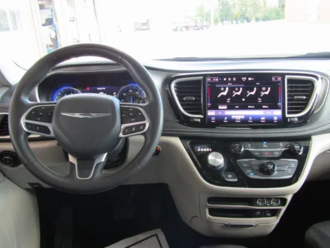 More photos of 2022 Chrysler Pacifica Touring L at Pettijohn Auto Center, MO