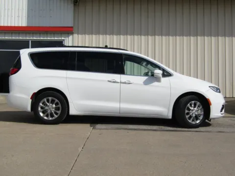 Photos of 2022 Chrysler Pacifica Touring L for sale in Bethany, MO at Pettijohn Auto Center