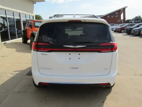 More photos of 2022 Chrysler Pacifica Touring L at Pettijohn Auto Center, MO