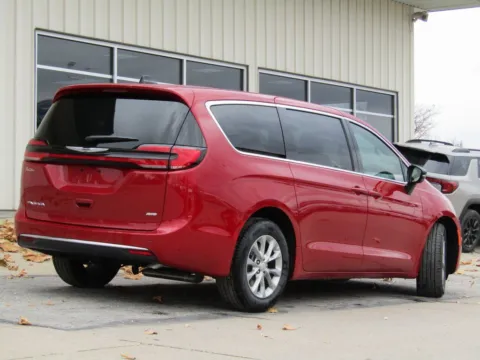 Another view of 2026 Chrysler Pacifica Select for sale in Bethany, MO at Pettijohn Auto Center
