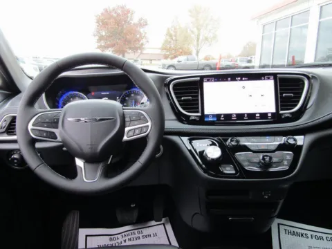 More photos of 2026 Chrysler Pacifica Select at Pettijohn Auto Center, MO
