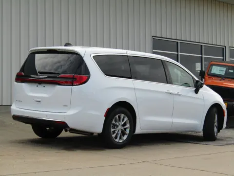 Another view of 2026 Chrysler Pacifica Select for sale in Bethany, MO at Pettijohn Auto Center