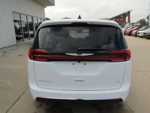 More photos of 2026 Chrysler Pacifica Select at Pettijohn Auto Center, MO