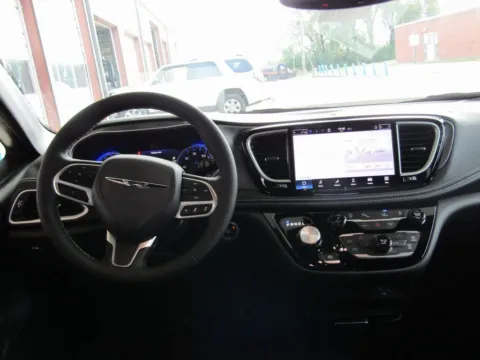 More photos of 2026 Chrysler Pacifica Select at Pettijohn Auto Center, MO