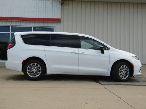 Photos of 2026 Chrysler Pacifica Select for sale in Bethany, MO at Pettijohn Auto Center