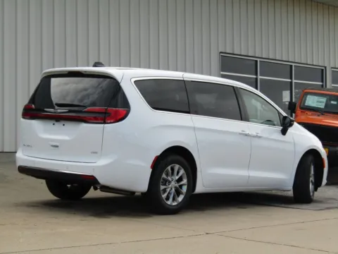 Another view of 2026 Chrysler Pacifica Select for sale in Bethany, MO at Pettijohn Auto Center