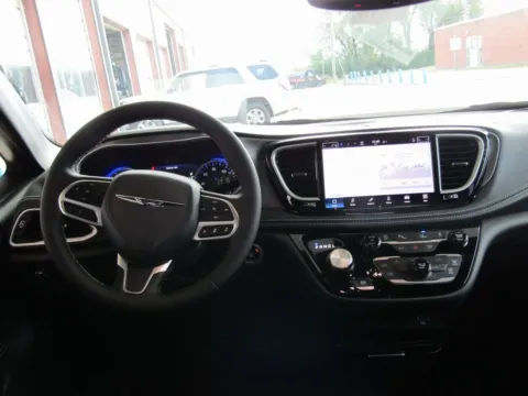More photos of 2026 Chrysler Pacifica Select at Pettijohn Auto Center, MO