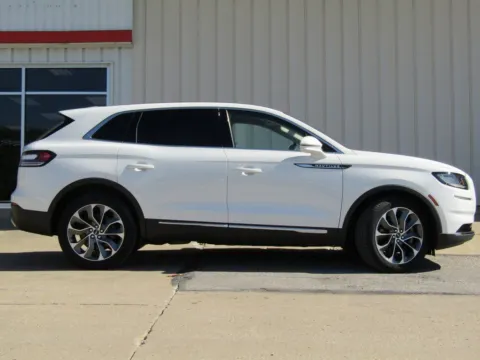 Photos of 2022 Lincoln Nautilus Reserve for sale in Bethany, MO at Pettijohn Auto Center