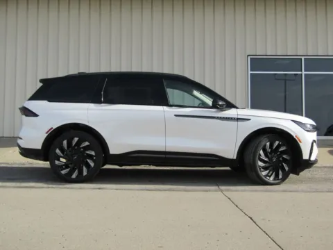 Photos of 2026 Lincoln Nautilus Reserve for sale in Bethany, MO at Pettijohn Auto Center