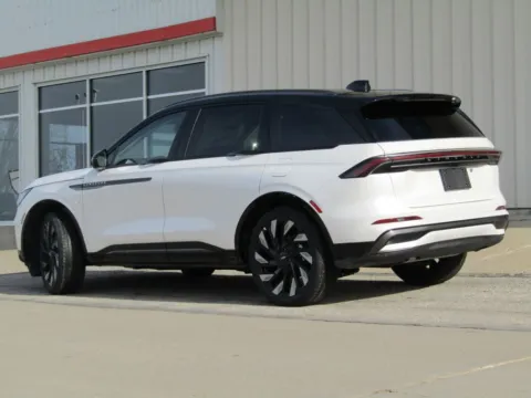 More photos of 2026 Lincoln Nautilus Reserve at Pettijohn Auto Center, MO