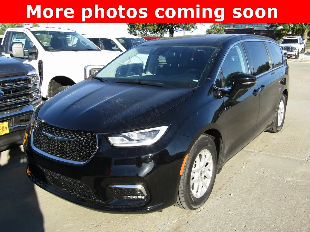 Used 2024 Chrysler Pacifica Touring L with VIN 2C4RC1BG3RR182231 for sale in Kansas City