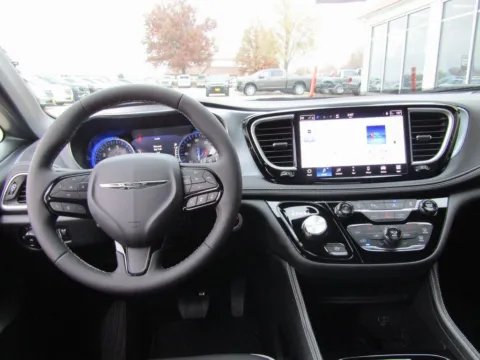 More photos of 2026 Chrysler Pacifica Limited at Pettijohn Auto Center, MO