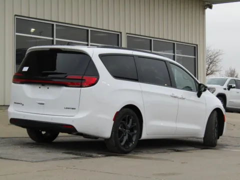 Another view of 2026 Chrysler Pacifica Limited for sale in Bethany, MO at Pettijohn Auto Center