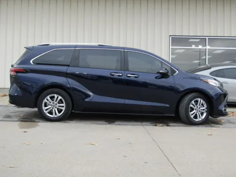 Photos of 2023 Toyota Sienna Platinum for sale in Bethany, MO at Pettijohn Auto Center