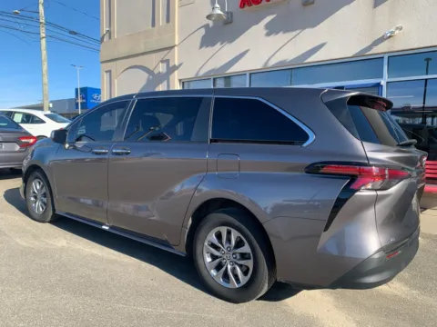 More photos of 2022 Toyota Sienna XLE at Star Auto Sales, CT