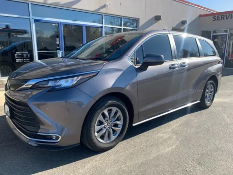 Gray 2022 Toyota Sienna XLE for sale in Meriden, CT