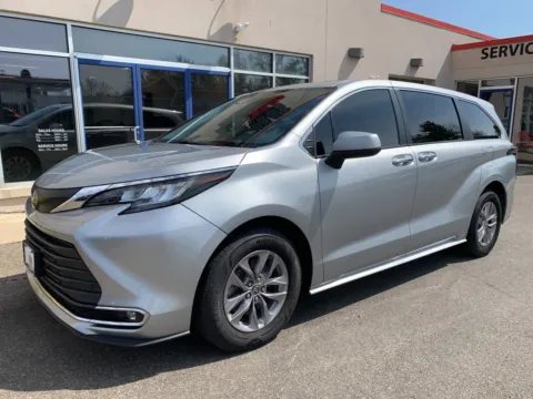 Silver 2022 Toyota Sienna XLE for sale in Meriden, CT