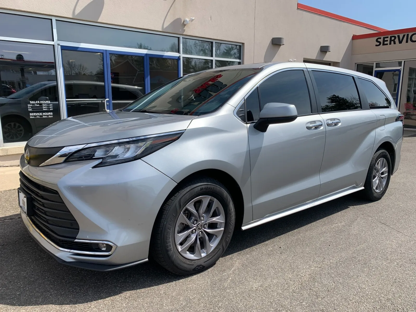 Silver 2022 Toyota Sienna XLE for sale in Meriden, CT