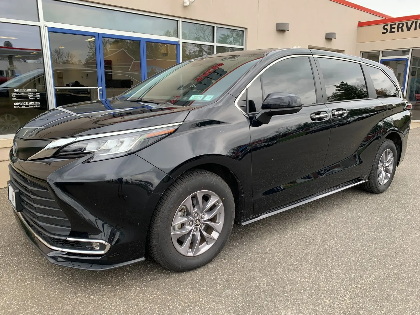 Black 2022 Toyota Sienna XLE for sale in Meriden, CT