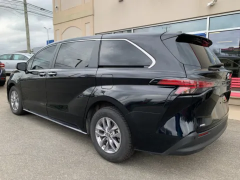 More photos of 2022 Toyota Sienna XLE at Star Auto Sales, CT
