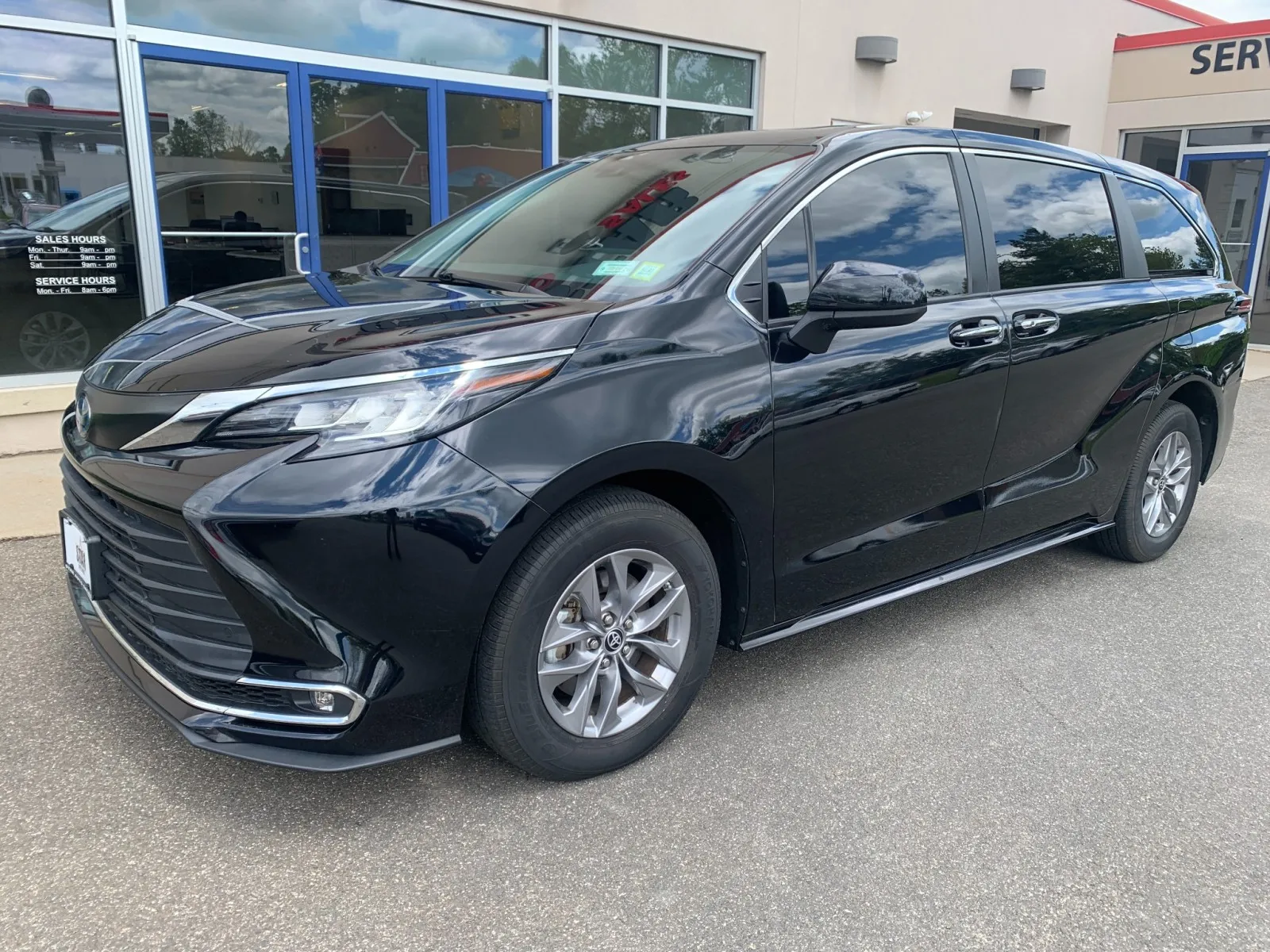 Black 2022 Toyota Sienna XLE for sale in Meriden, CT