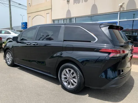 More photos of 2022 Toyota Sienna XLE at Star Auto Sales, CT