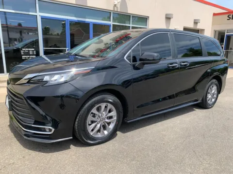 Black 2022 Toyota Sienna XLE for sale in Meriden, CT