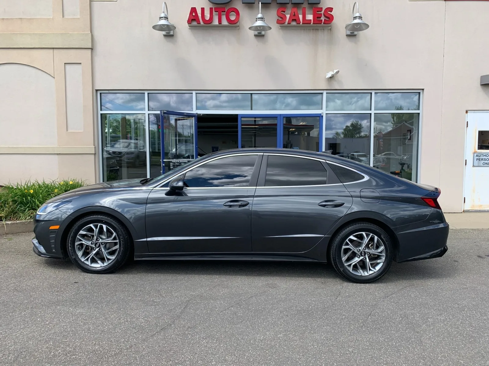 Hyundai Sonata photo 4