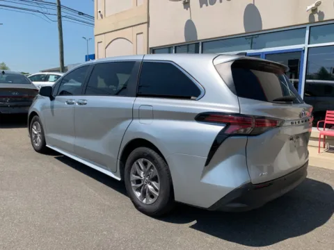 More photos of 2022 Toyota Sienna XLE at Star Auto Sales, CT