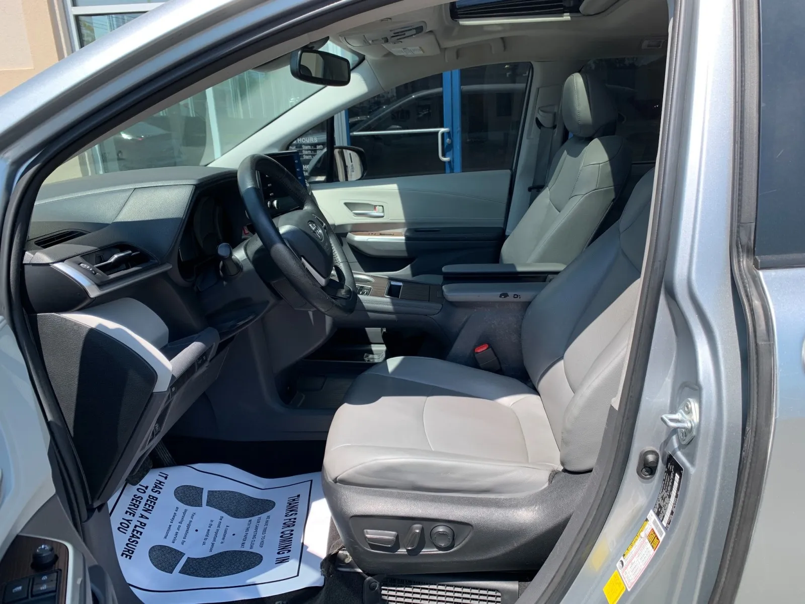 2022 Toyota Sienna XLE - Photo 11