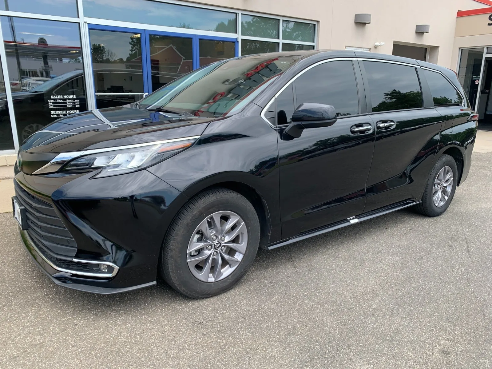 Black 2022 Toyota Sienna XLE for sale in Meriden, CT
