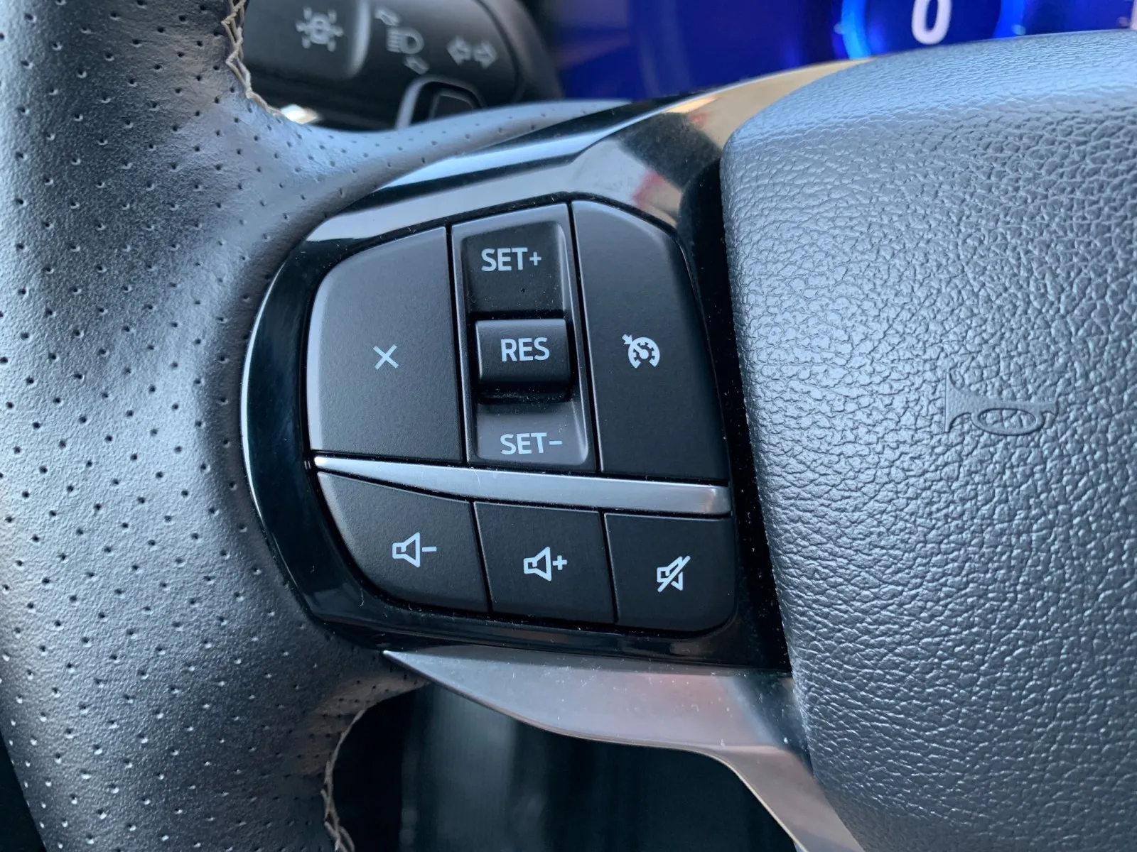 Ford Explorer photo 18