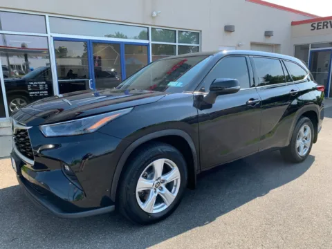 Black 2022 Toyota Highlander LE for sale in Meriden, CT