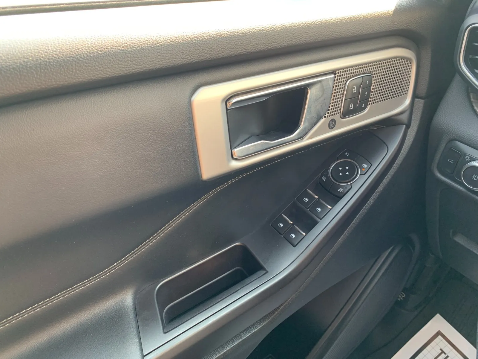 Ford Explorer photo 16