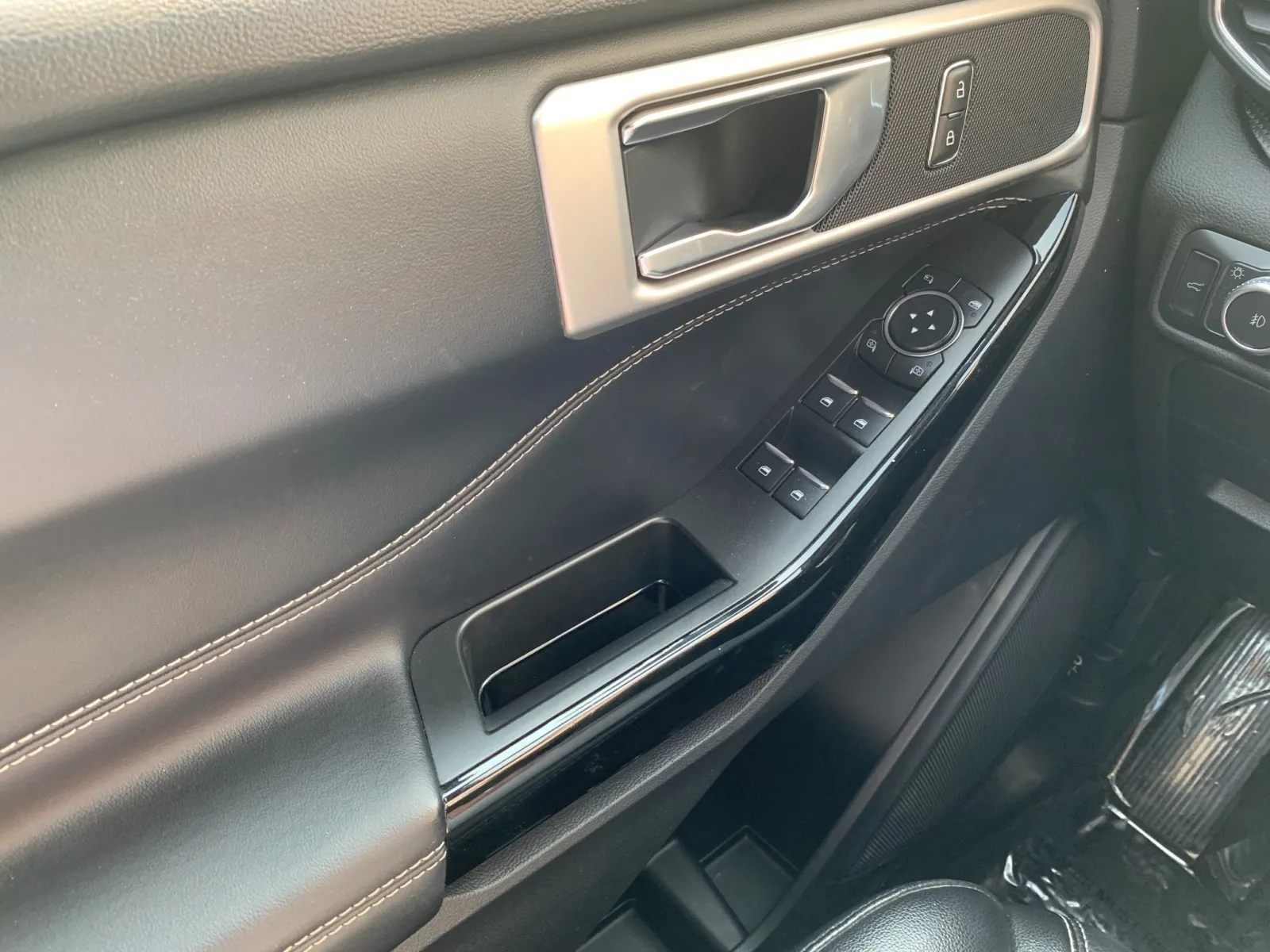 Ford Explorer photo 15