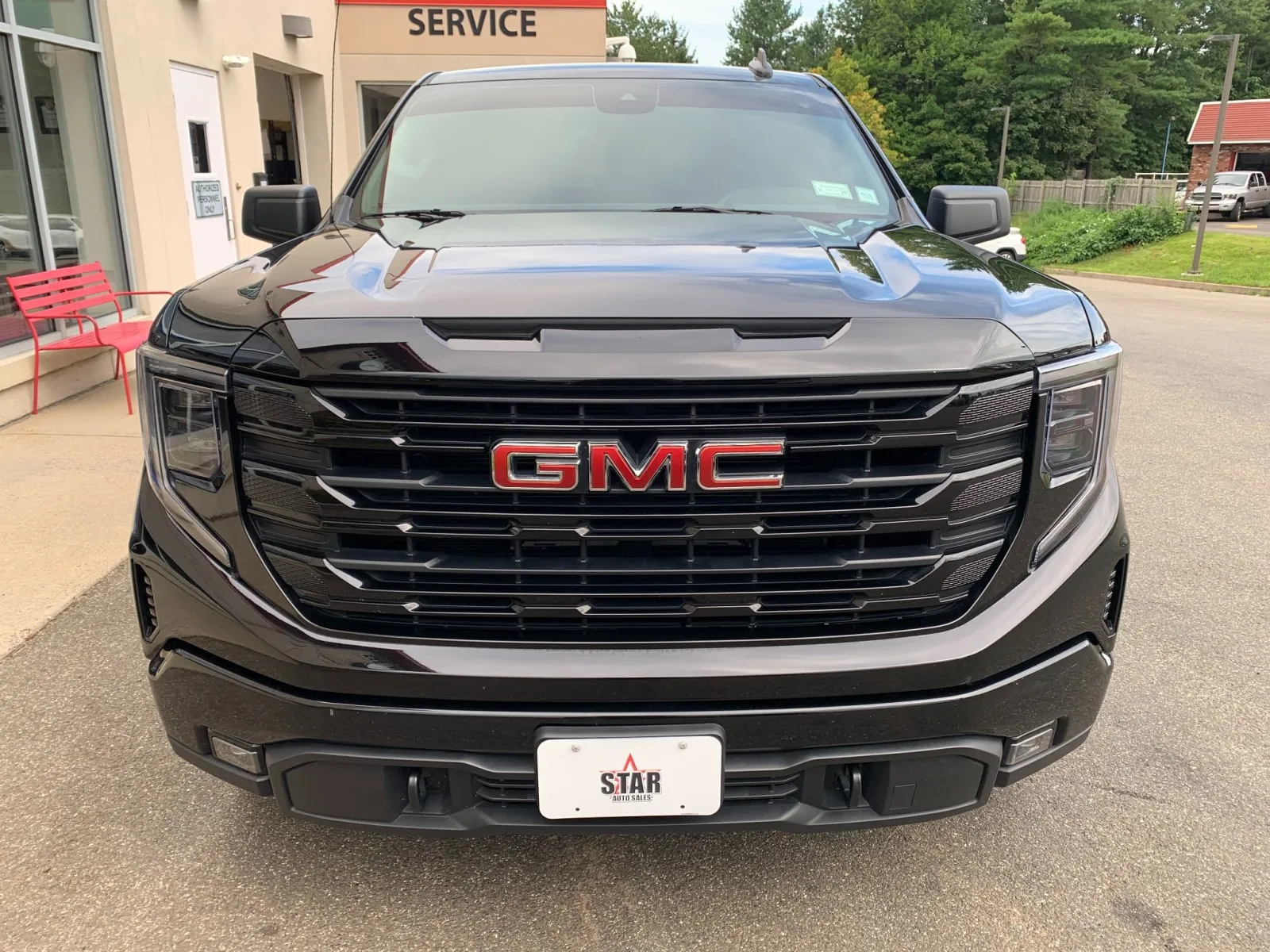 GMC Sierra photo 2