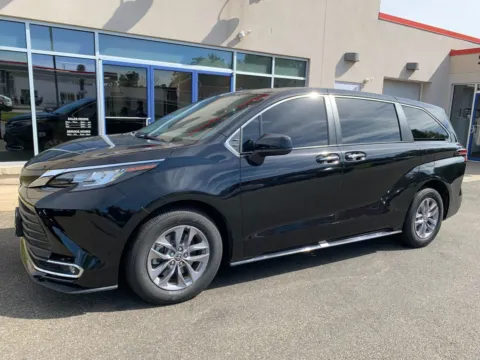 Black 2022 Toyota Sienna XLE for sale in Meriden, CT