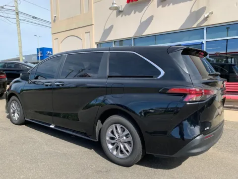 More photos of 2022 Toyota Sienna XLE at Star Auto Sales, CT