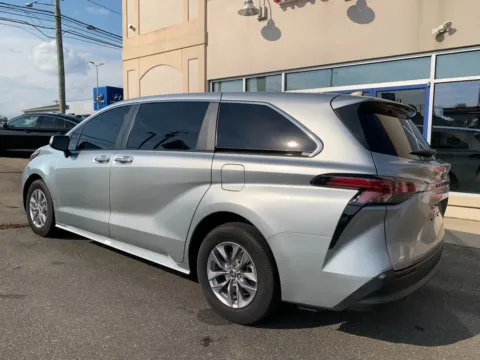 More photos of 2022 Toyota Sienna XLE at Star Auto Sales, CT